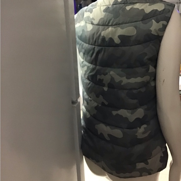Recycle Lightweight Camouflage puff Vest. - Picture 2 of 7